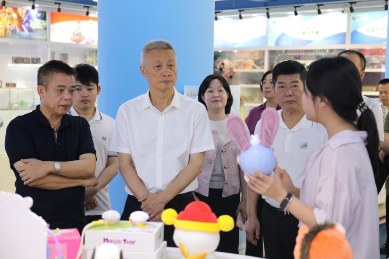 市人大常委會(huì)調(diào)研實(shí)豐文化 關(guān)注科技賦能傳統(tǒng)玩具產(chǎn)業(yè)